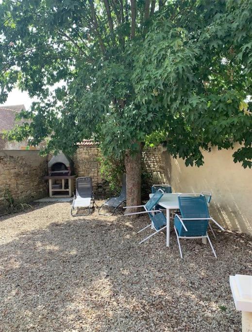 Agreable Maison De Ville Avec Cour Privative Au Coeur Du Chablisien Maligny Exteriör bild